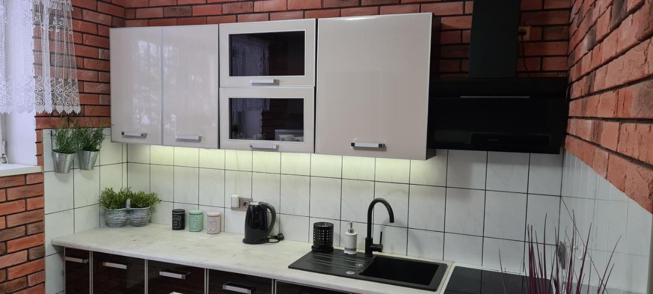 Quiet Basement Apartment Познан Екстериор снимка