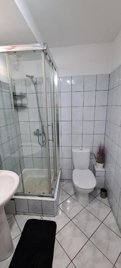 Quiet Basement Apartment Познан Екстериор снимка