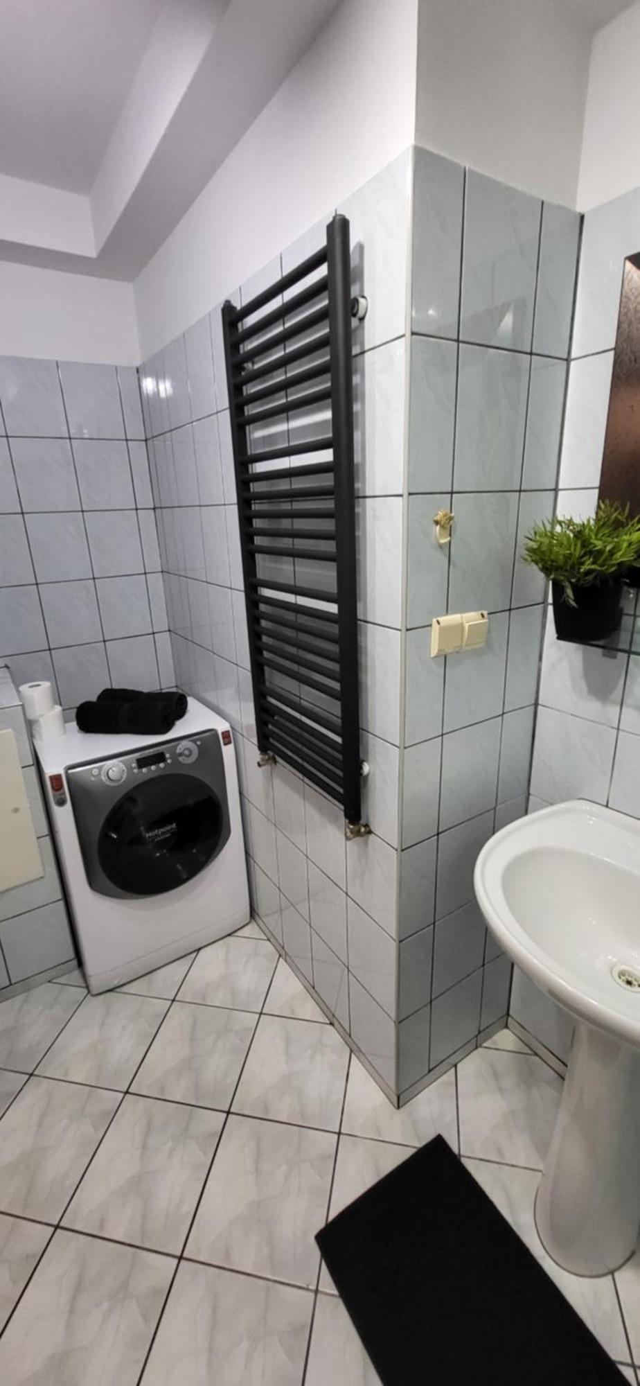 Quiet Basement Apartment Познан Екстериор снимка